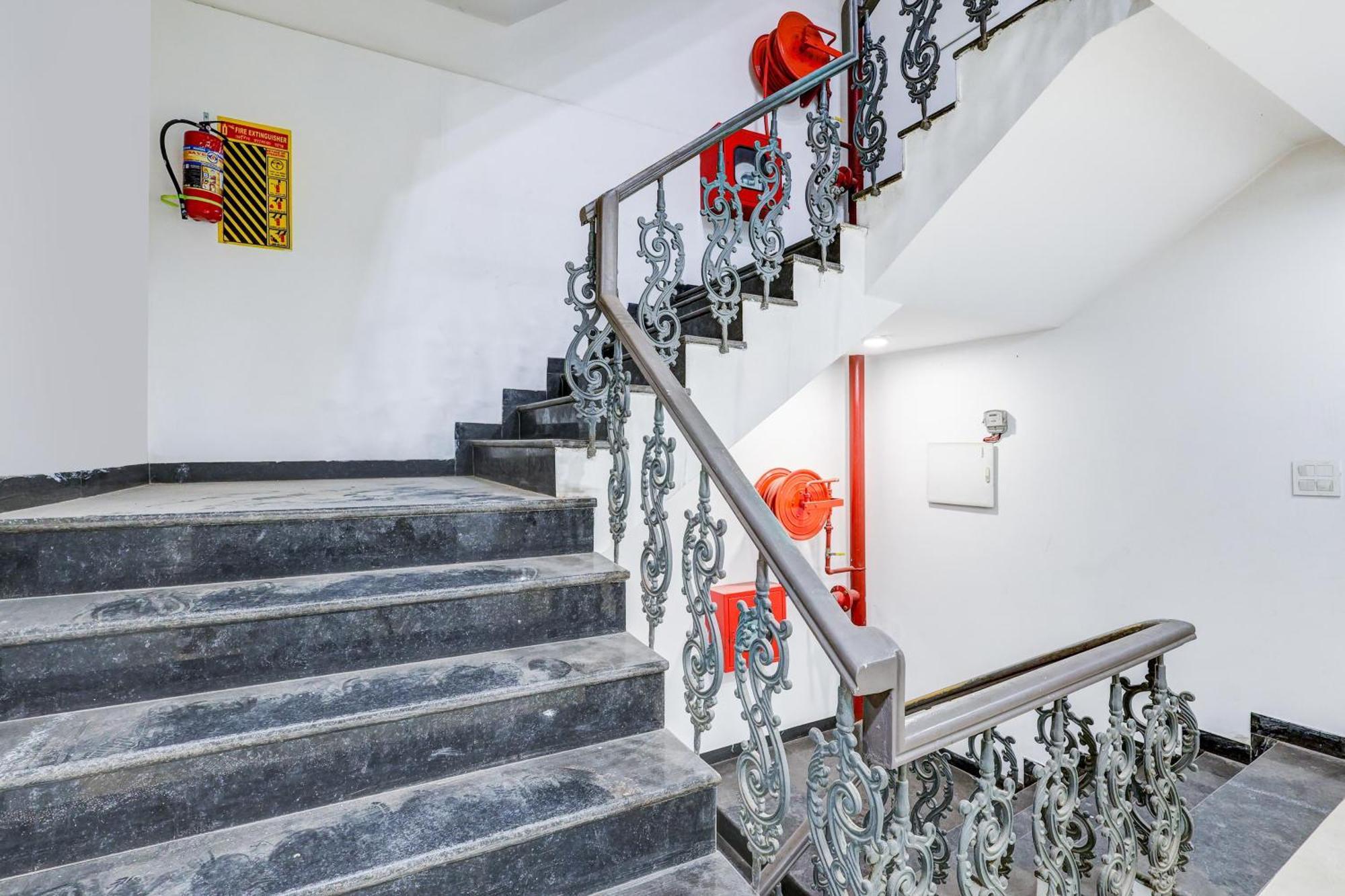 Super Collection O Shalimar Bagh Hotel Delhi  Bagian luar foto