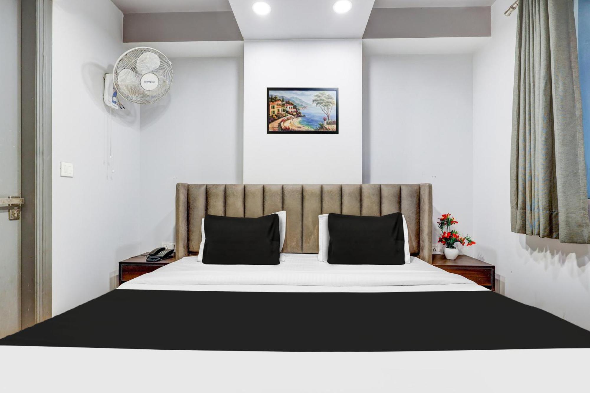 Super Collection O Shalimar Bagh Hotel Delhi  Bagian luar foto