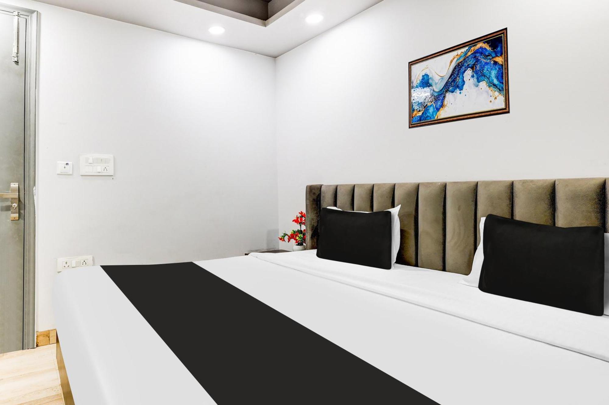 Super Collection O Shalimar Bagh Hotel Delhi  Bagian luar foto