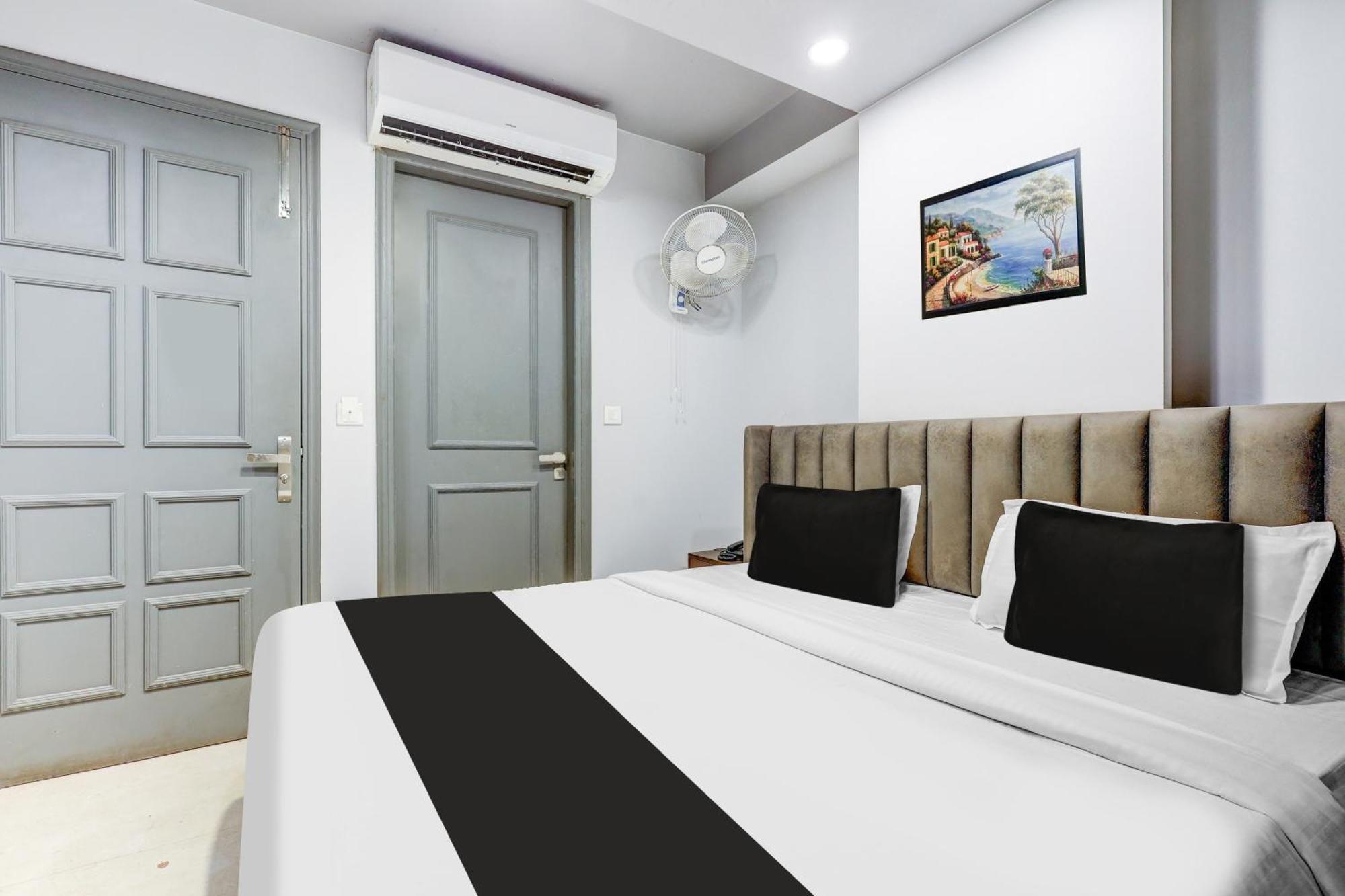 Super Collection O Shalimar Bagh Hotel Delhi  Bagian luar foto